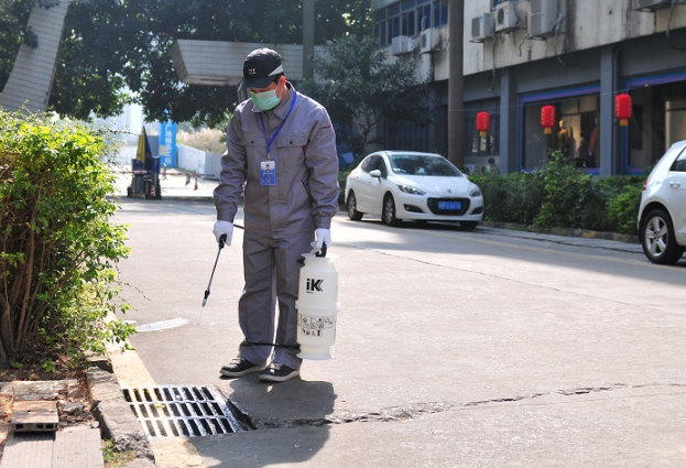 生活垃圾日产日清 不给“四害”滋生制造条件