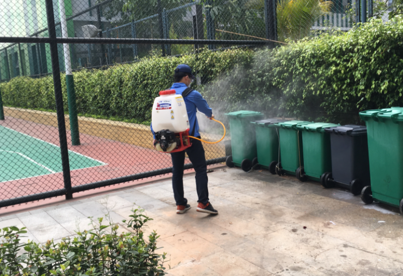 光明区城管局组织专业消杀队伍对李松郎垃圾处理基地进行全面消杀工作